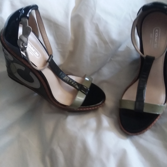 Women Sandals color black/olive size 7B - Picture 5 of 6